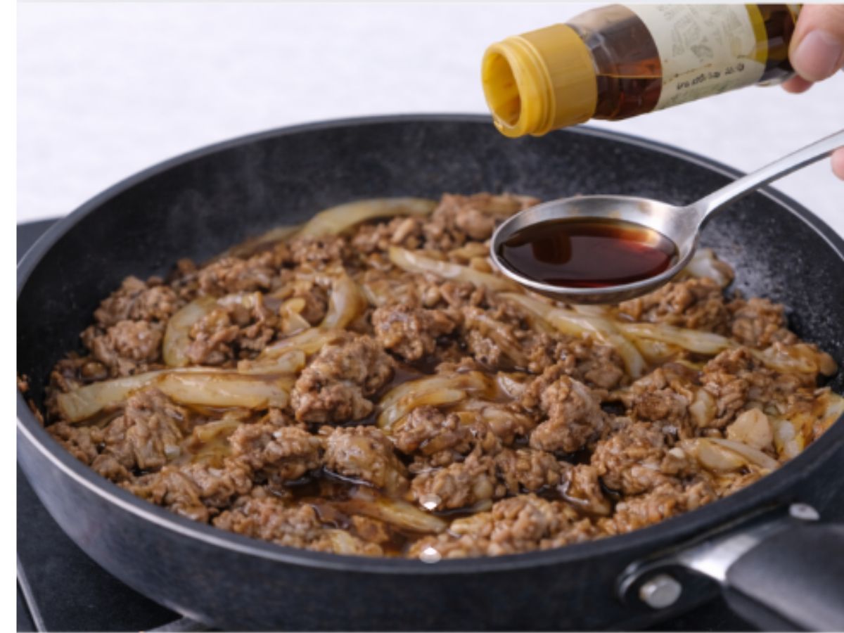 美味しい「焼肉」の作り方、スプーン一杯のたれを加えます。