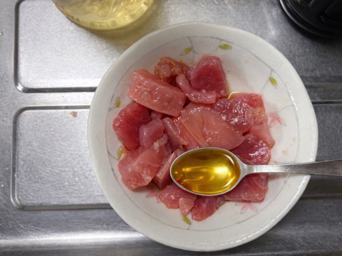 まぐろに小さじ一杯の調理酒を入れている写真です。
