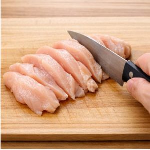 鶏むね肉をそぎ切りにするやわらかくする切り方