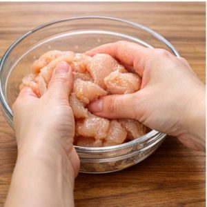 鶏むね肉に下味をもみ込んでやわらかくする方法