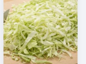 やわらか鶏むね肉ソテーに添える千切りキャベツ